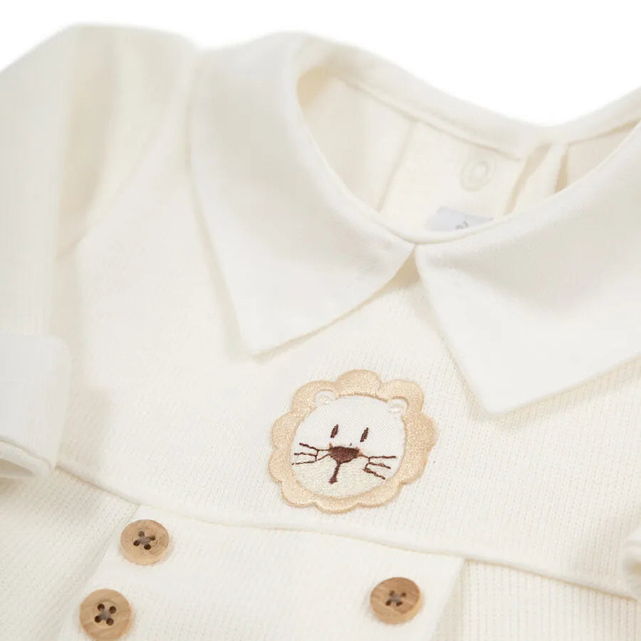saída maternidade leão off-white com macacão e manta de tricot, detalhe de leão bordado e botões de madeira