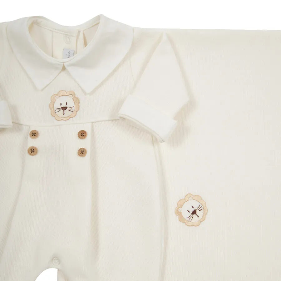 saída maternidade leão off-white com macacão e manta de tricot, detalhe de leão bordado e botões de madeira