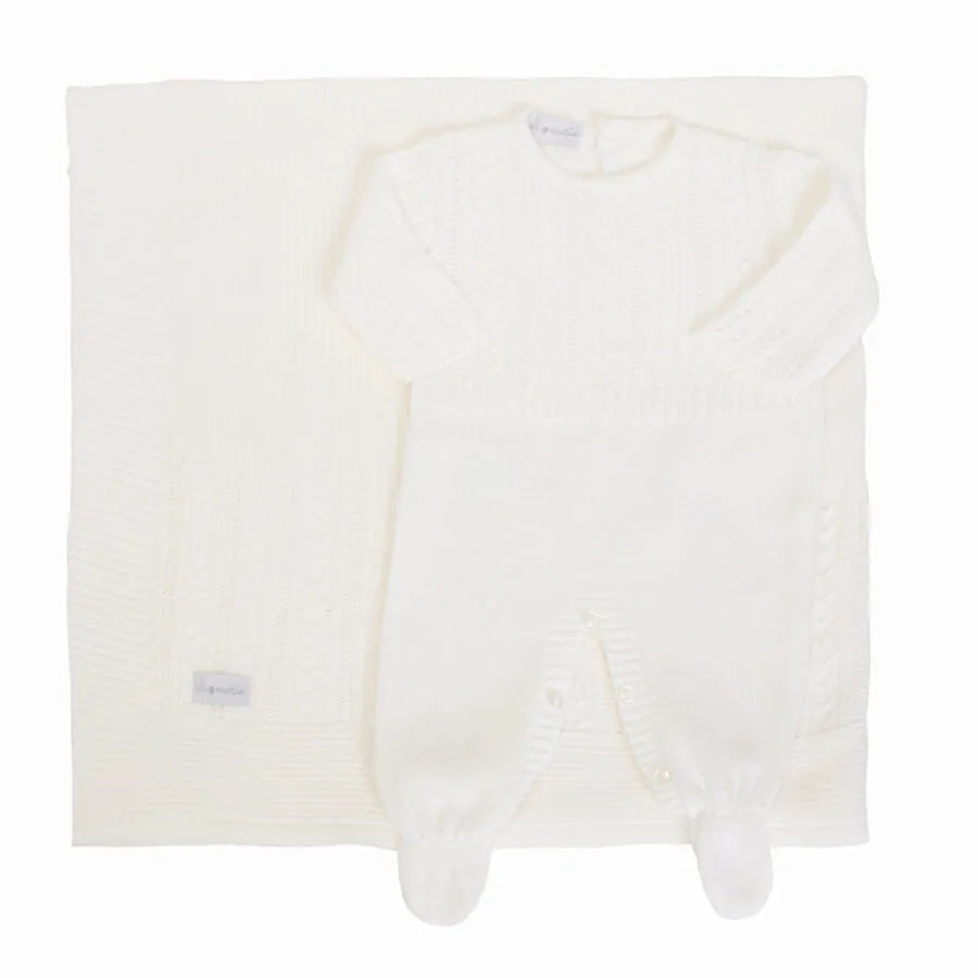 saída maternidade lisboa branca com macacão de tricô liso e abotoamento lateral sobreposto em manta