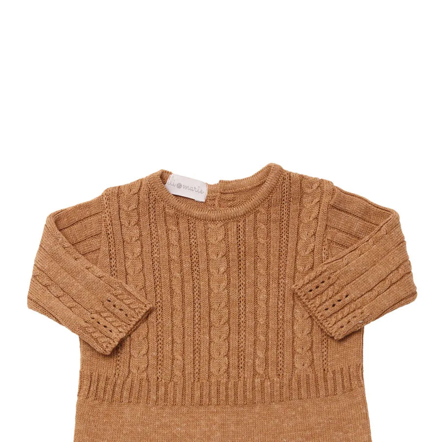 saída maternidade lisboa caramelo com macacão de tricô trançado e manta com textura coordenada e abotoamento