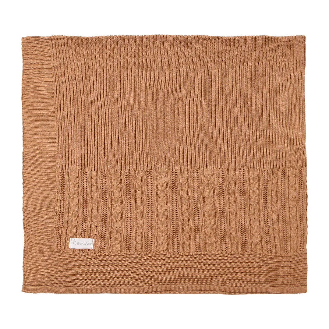 saída maternidade lisboa caramelo com macacão de tricô trançado e manta com textura coordenada e abotoamento