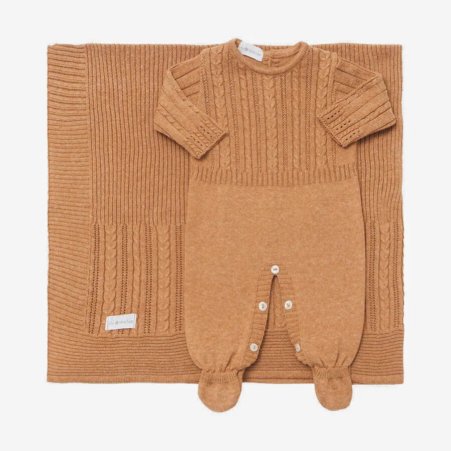 saída maternidade lisboa caramelo com macacão de tricô trançado e manta com textura coordenada e abotoamento