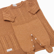 saída maternidade lisboa caramelo com macacão de tricô trançado e manta com textura coordenada e abotoamento