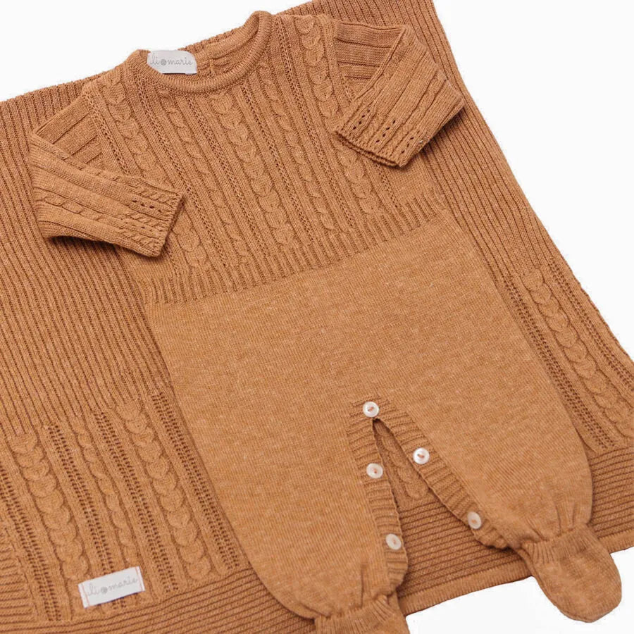 saída maternidade lisboa caramelo com macacão de tricô trançado e manta com textura coordenada e abotoamento