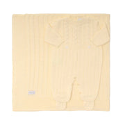 saída maternidade lorenzo amarelo bebê com macacão e manta de tricot, detalhes em ponto trançado clássico