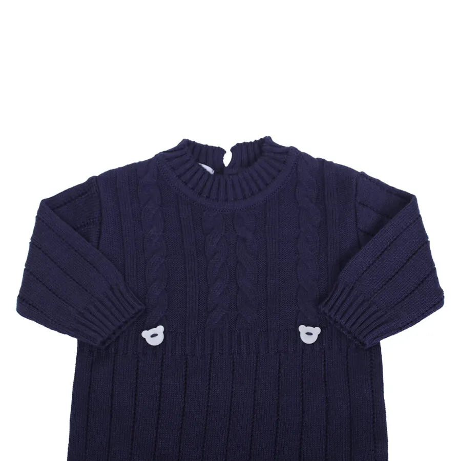 saída maternidade lorenzo azul marinho com macacão e manta de tricot, detalhes em ponto trançado e botões brancos