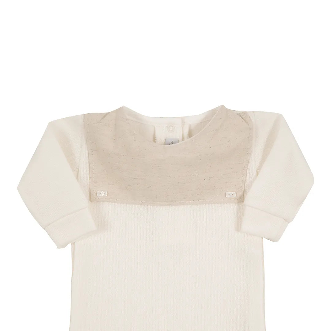 saída maternidade luiz bege com macacão de malha canelada e pala frontal em linho cor areia