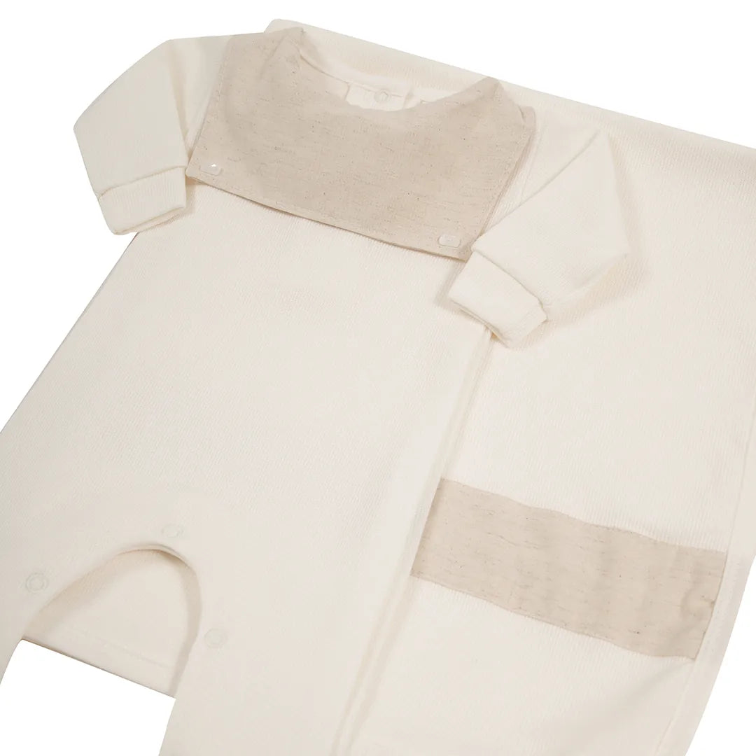 saída maternidade luiz bege com macacão de malha canelada e pala frontal em linho cor areia