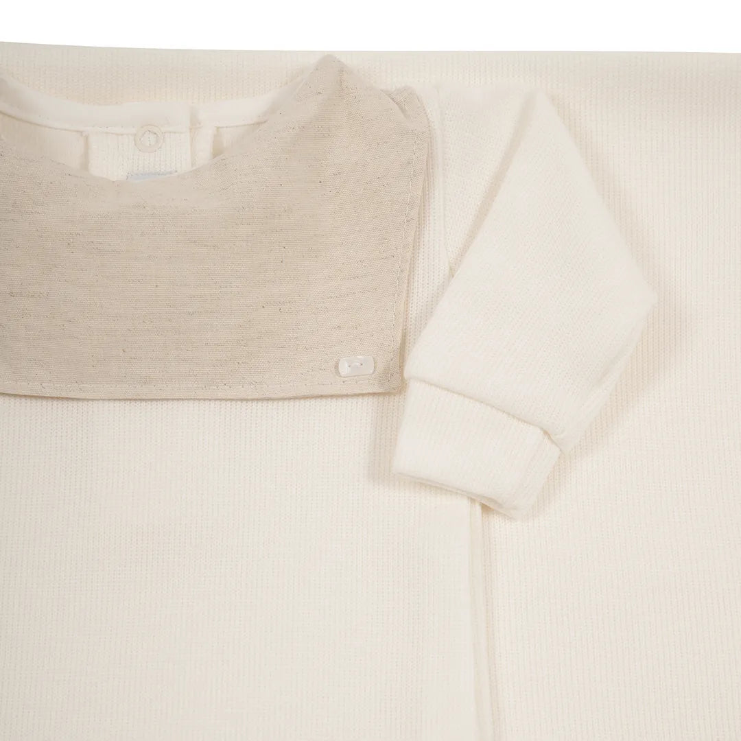 saída maternidade luiz bege com macacão de malha canelada e pala frontal em linho cor areia