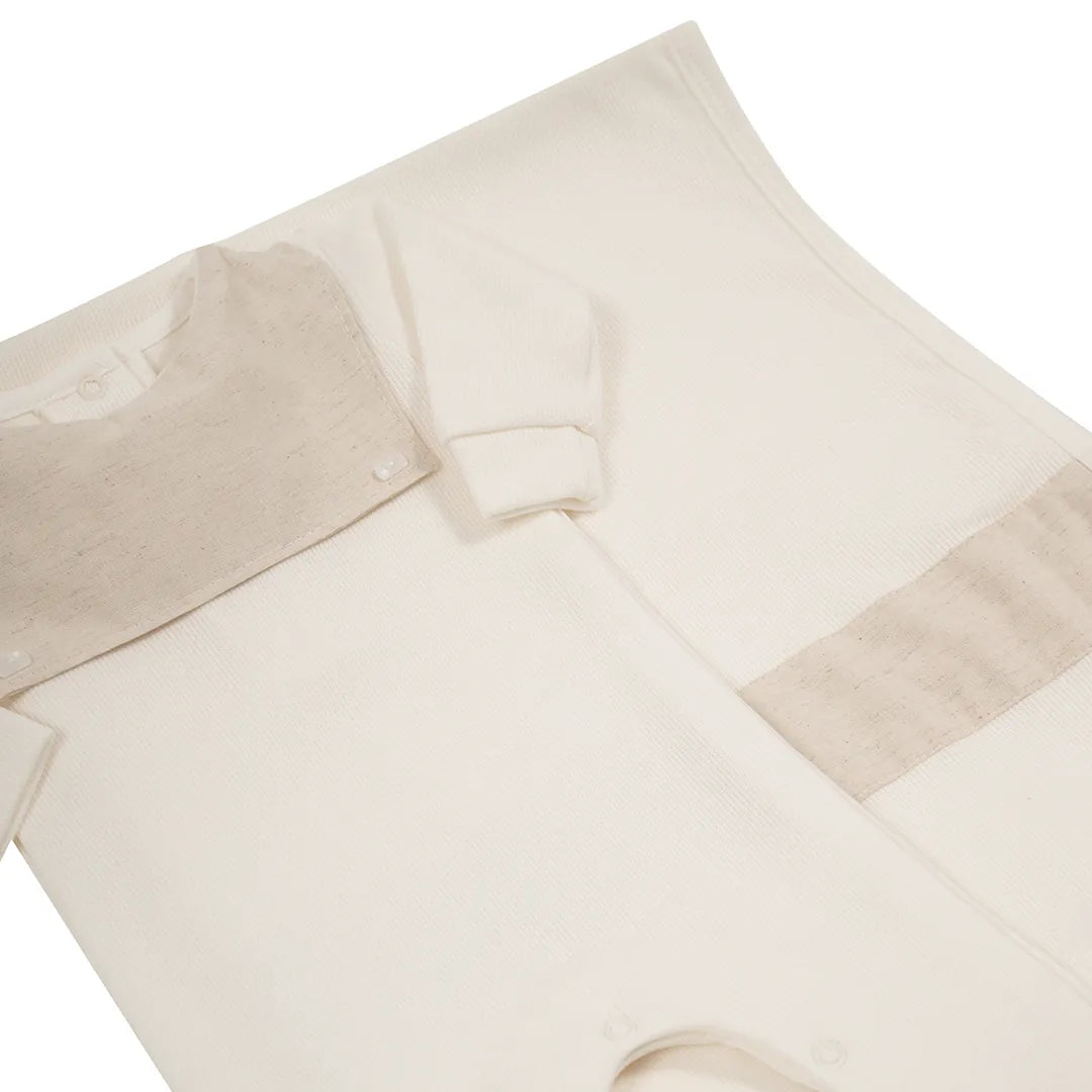 saída maternidade luiz bege com macacão de malha canelada e pala frontal em linho cor areia