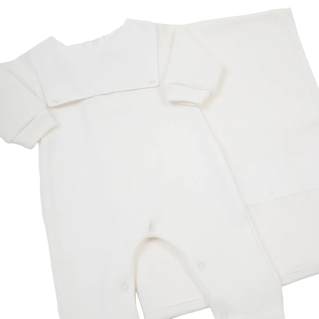 saída maternidade luiz offwhite em malha lisa, com macacão de manga longa, pala quadrada e manta combinando