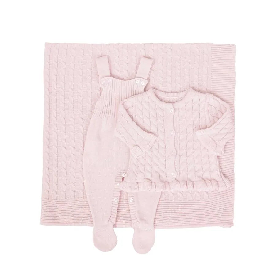 saída maternidade manu rosa bebê com macacão e manta de tricot, detalhes em ponto trançado delicado
