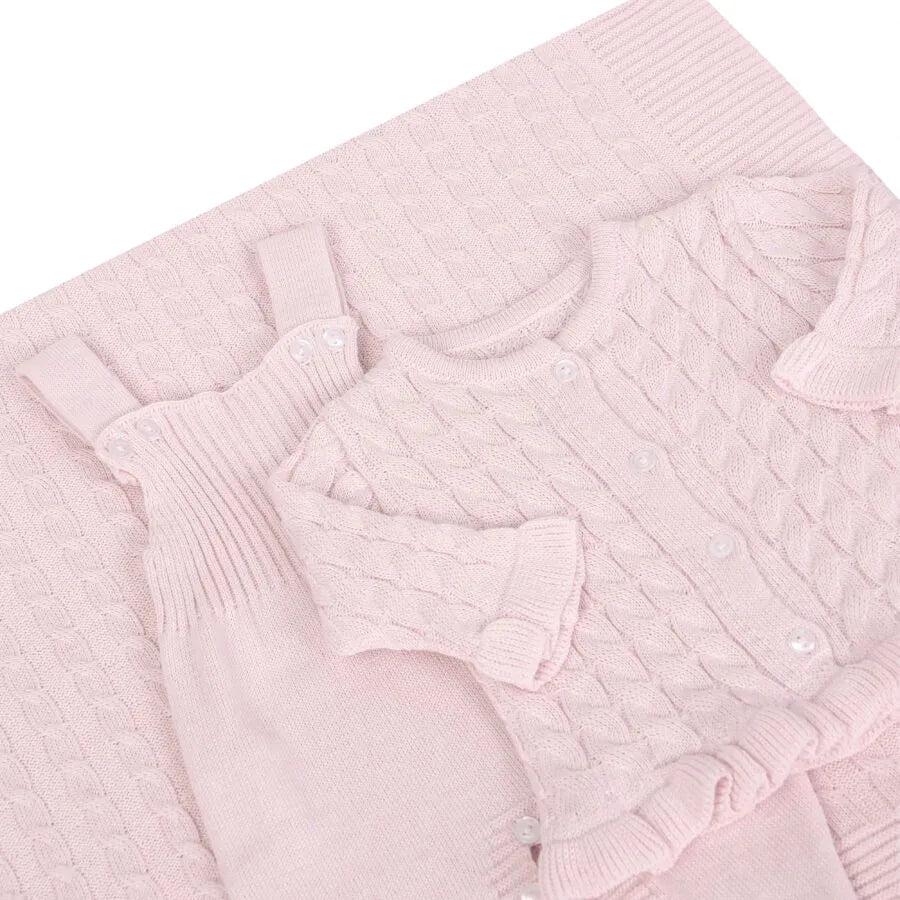 saída maternidade manu rosa bebê com macacão e manta de tricot, detalhes em ponto trançado delicado