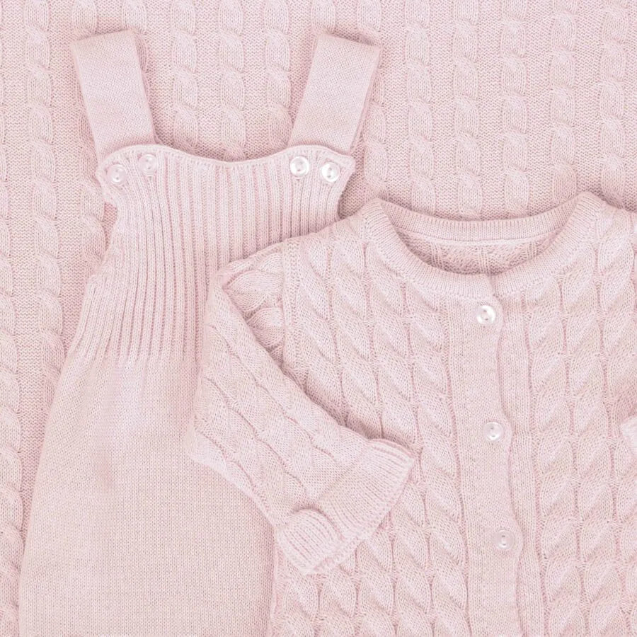 saída maternidade manu rosa bebê com macacão e manta de tricot, detalhes em ponto trançado delicado