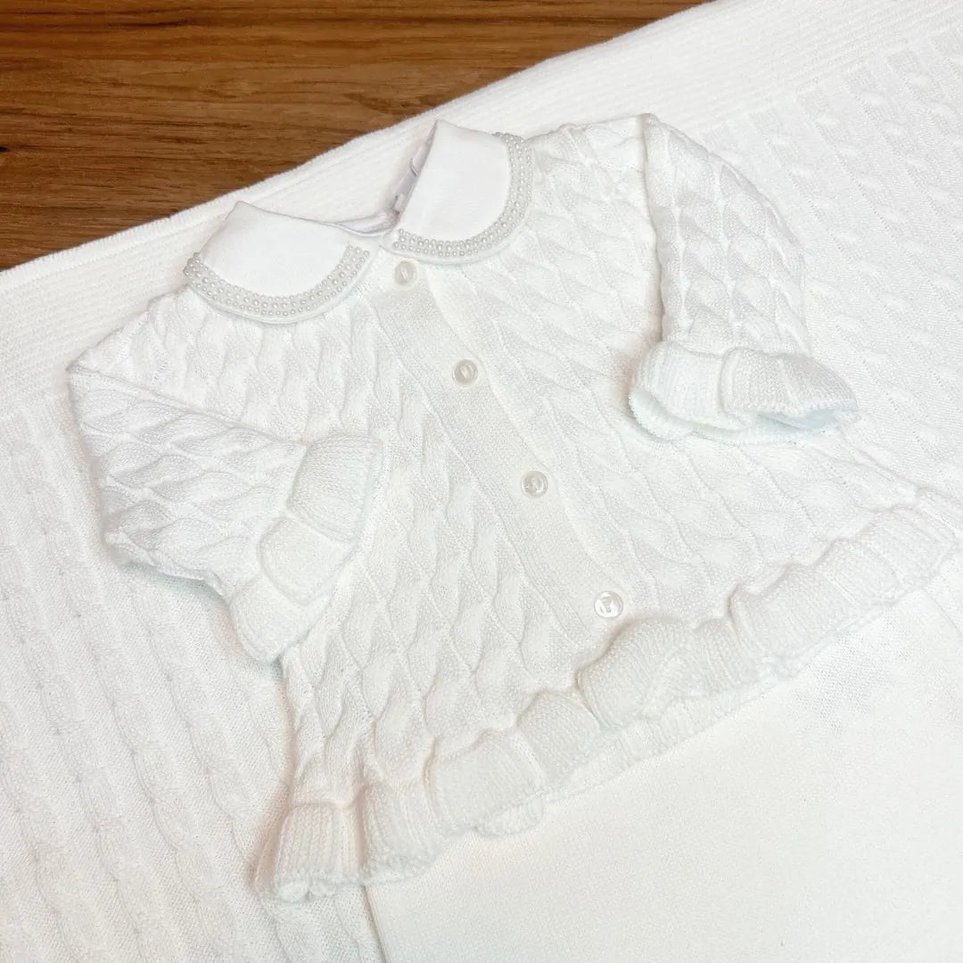 saída maternidade manu branca com macacão de tricot e manta combinando, textura em ponto losango 