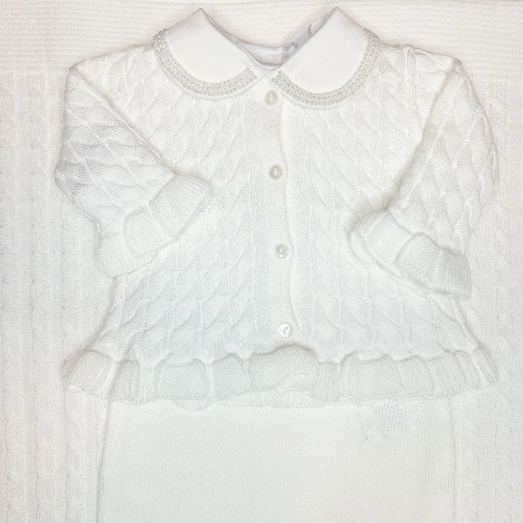 saída maternidade manu branca com macacão de tricot e manta combinando, textura em ponto losango 