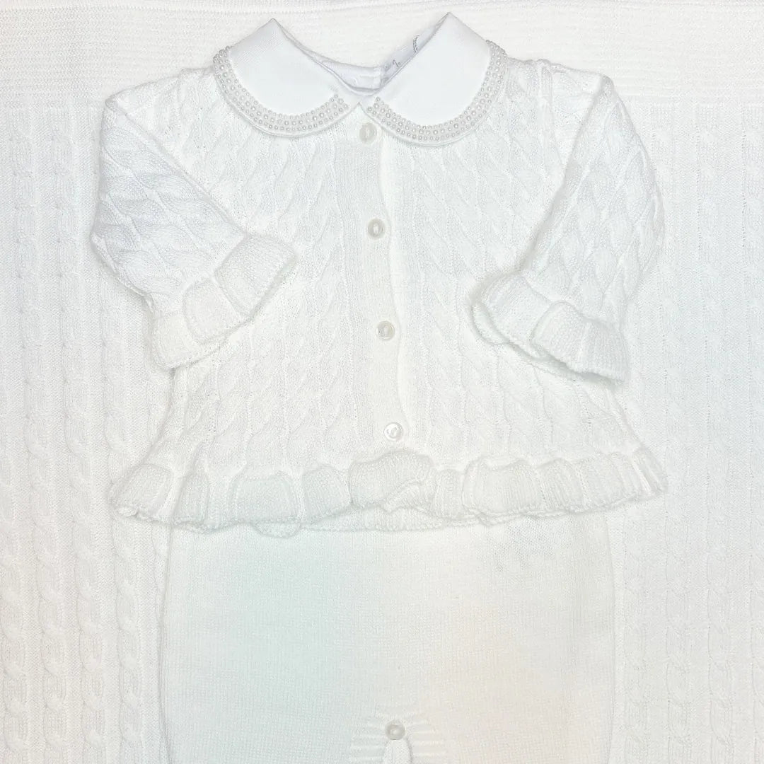 saída maternidade manu branca com macacão de tricot e manta combinando, textura em ponto losango 