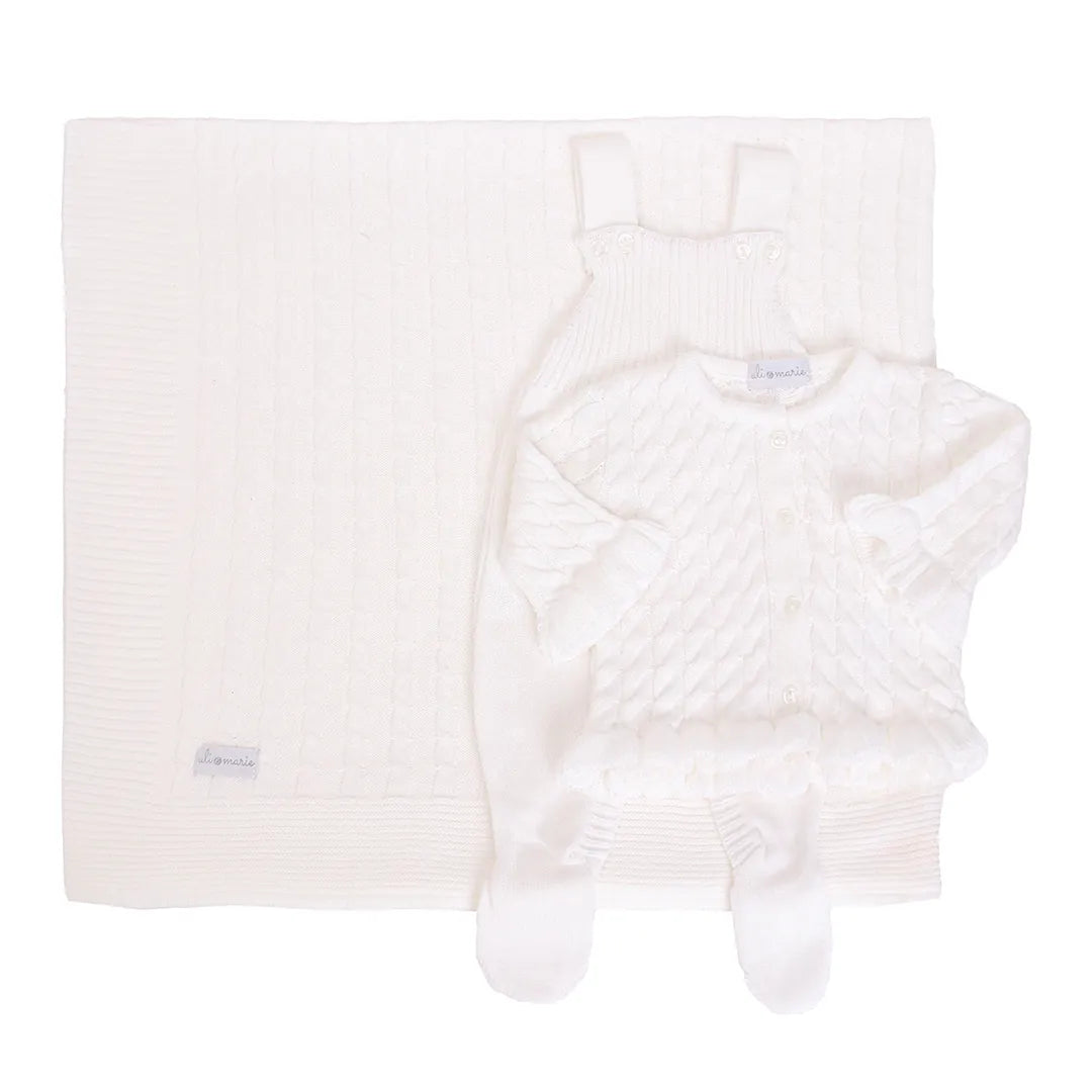 saída maternidade manu branca com macacão de tricot e manta combinando, textura em ponto losango 
