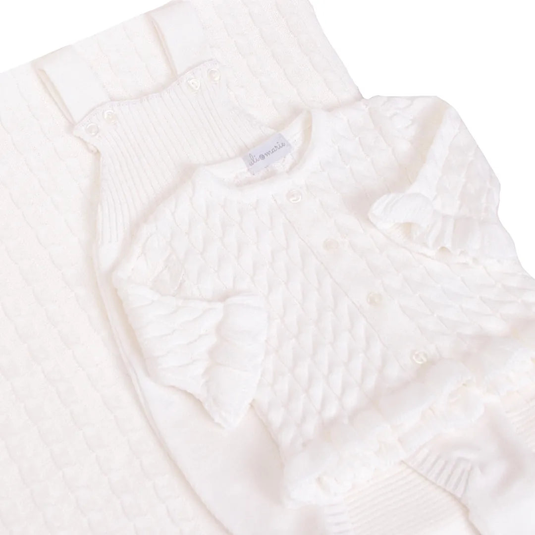 saída maternidade manu branca com macacão de tricot e manta combinando, textura em ponto losango 