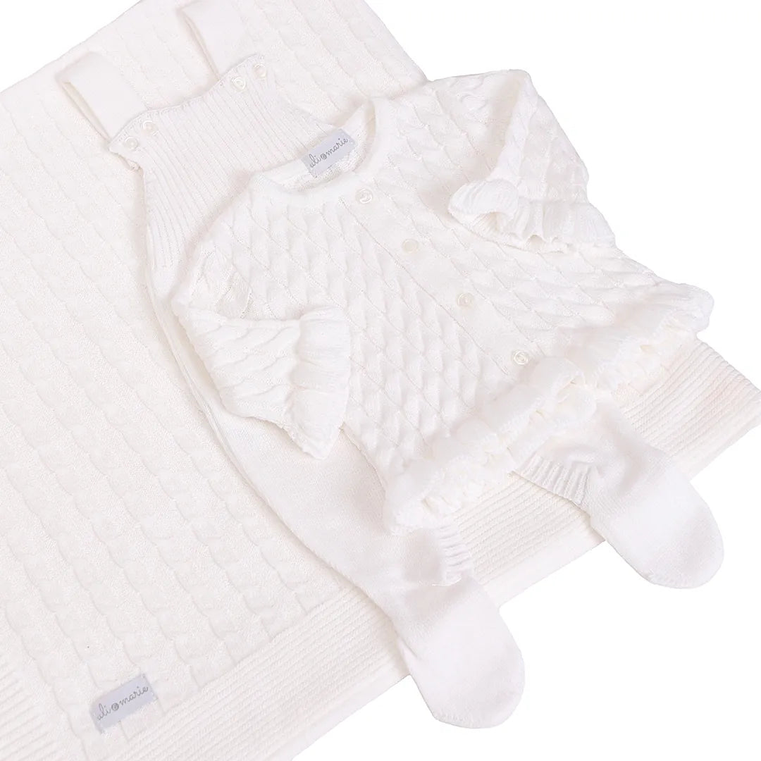 saída maternidade manu branca com macacão de tricot e manta combinando, textura em ponto losango 