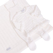 saída maternidade manu branca com macacão de tricot e manta combinando, textura em ponto losango 