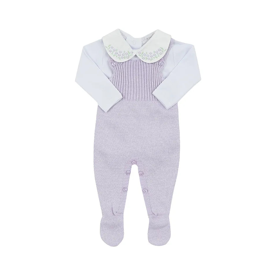 saída maternidade manu lilás com macacão, body branco bordado e manta de tricot com textura trançada