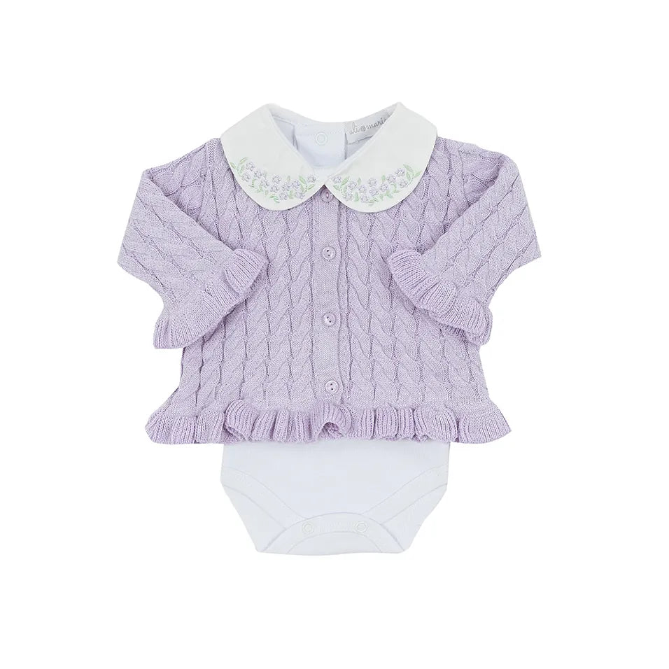 saída maternidade manu lilás com macacão, body branco bordado e manta de tricot com textura trançada