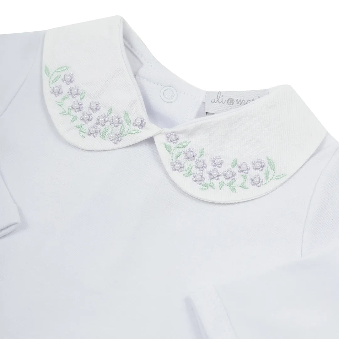 saída maternidade manu lilás com macacão, body branco bordado e manta de tricot com textura trançada