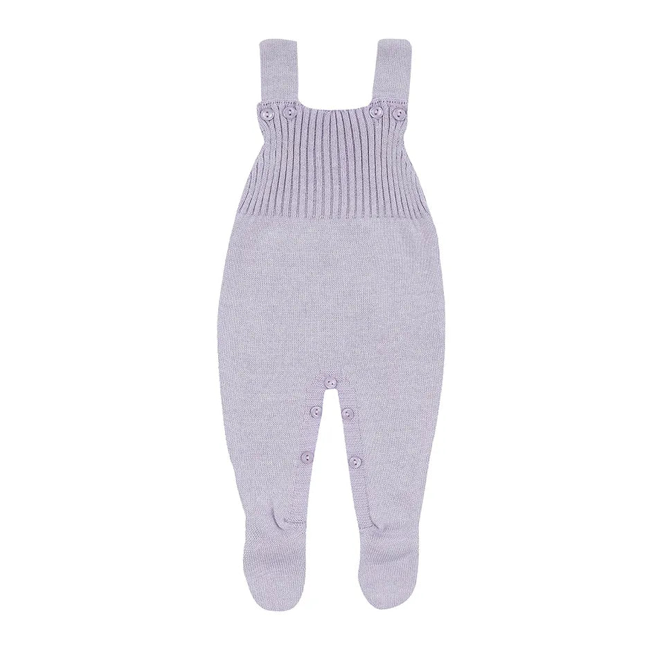 saída maternidade manu lilás com macacão, body branco bordado e manta de tricot com textura trançada