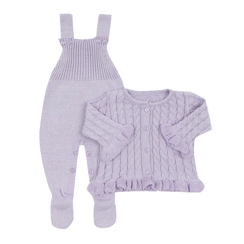 saída maternidade manu lilás com macacão, body branco bordado e manta de tricot com textura trançada