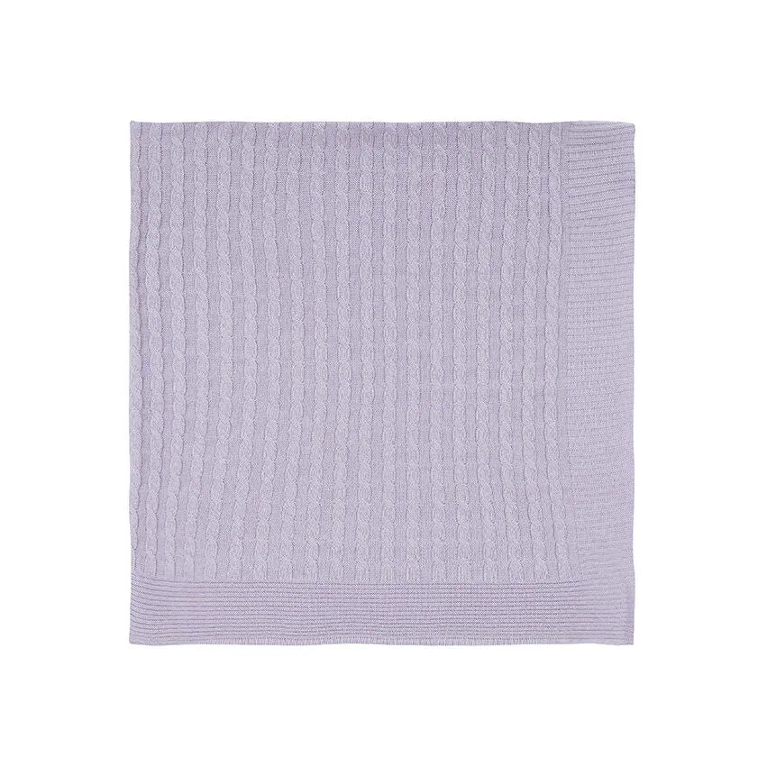 saída maternidade manu lilás com macacão, body branco bordado e manta de tricot com textura trançada