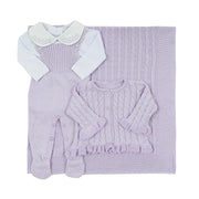 saída maternidade manu lilás com macacão, body branco bordado e manta de tricot com textura trançada