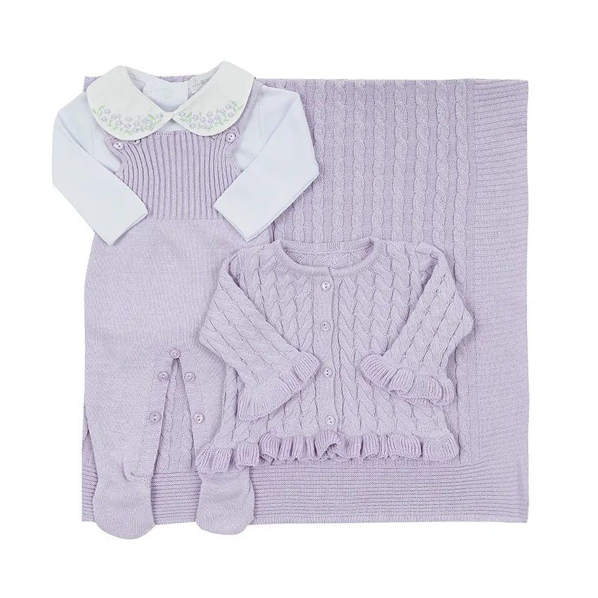 saída maternidade manu lilás com macacão, body branco bordado e manta de tricot com textura trançada