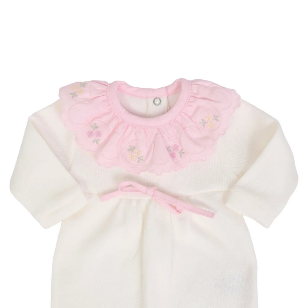 detalhe do macacão melina off-white com gola babado rosa bordada de flores e laço rosa na cintura