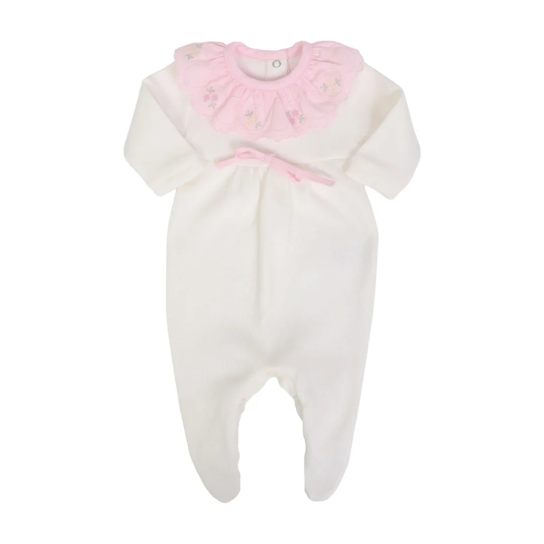 macacão melina off-white com gola babado rosa bordada, manga longa e laço rosa na cintura