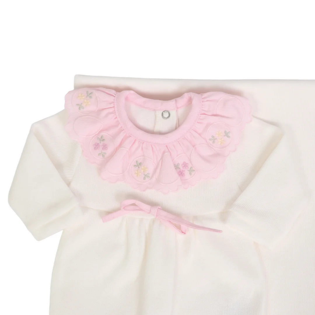 close no macacão melina off-white mostrando gola babado rosa bordada de flores delicadas