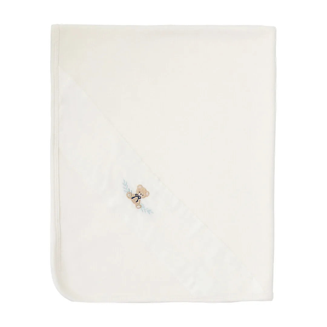 saída maternidade pedro off-white com macacão e manta de tricot, pala branca bordada com ursinho delicado