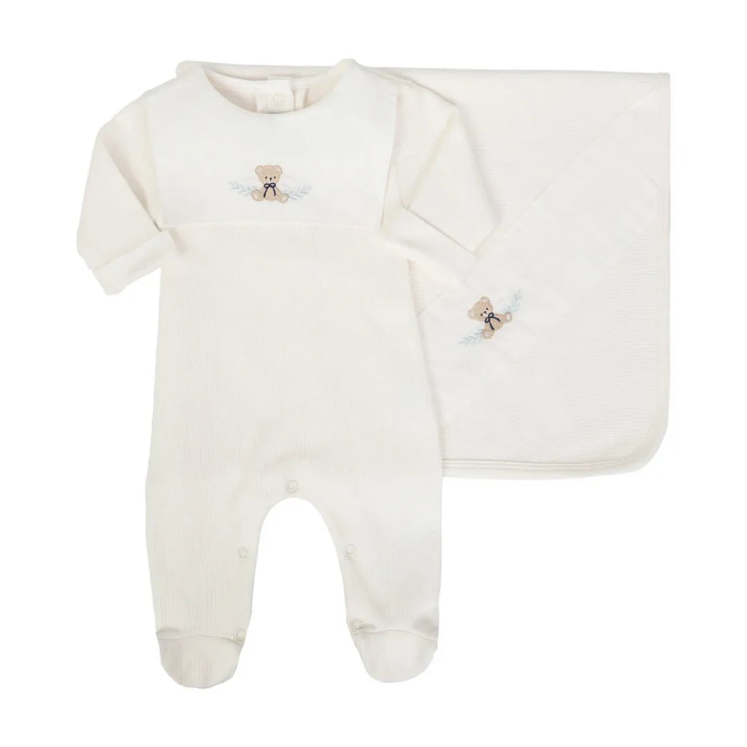 saída maternidade pedro off-white com macacão e manta de tricot, pala branca bordada com ursinho delicado