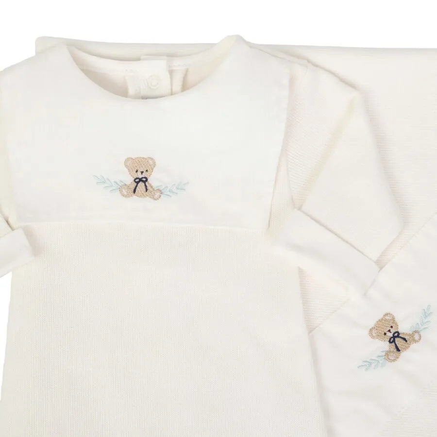 saída maternidade pedro off-white com macacão e manta de tricot, pala branca bordada com ursinho delicado