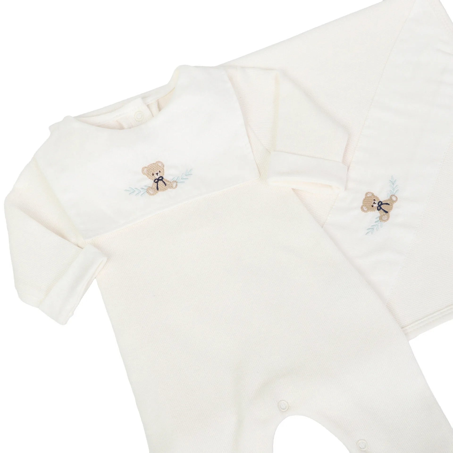 saída maternidade pedro off-white com macacão e manta de tricot, pala branca bordada com ursinho delicado