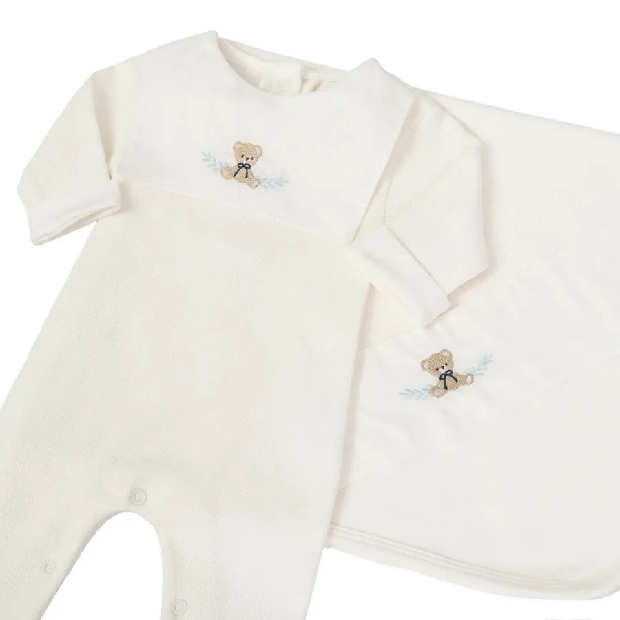 saída maternidade pedro off-white com macacão e manta de tricot, pala branca bordada com ursinho delicado