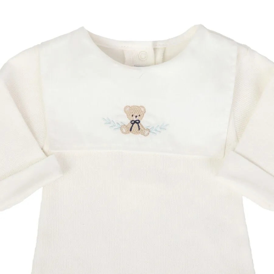 saída maternidade pedro off-white com macacão e manta de tricot, pala branca bordada com ursinho delicado