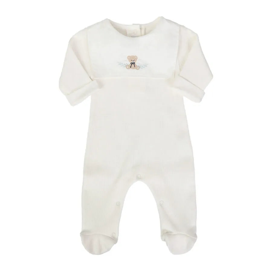 saída maternidade pedro off-white com macacão e manta de tricot, pala branca bordada com ursinho delicado