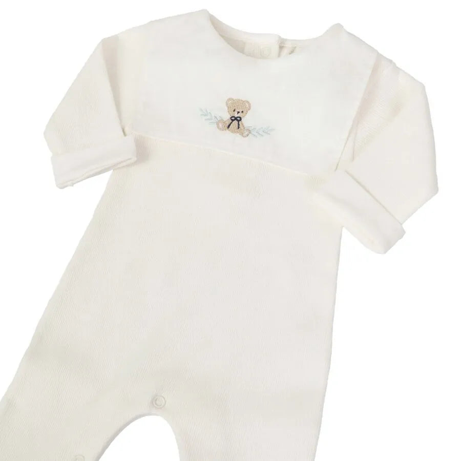 saída maternidade pedro off-white com macacão e manta de tricot, pala branca bordada com ursinho delicado