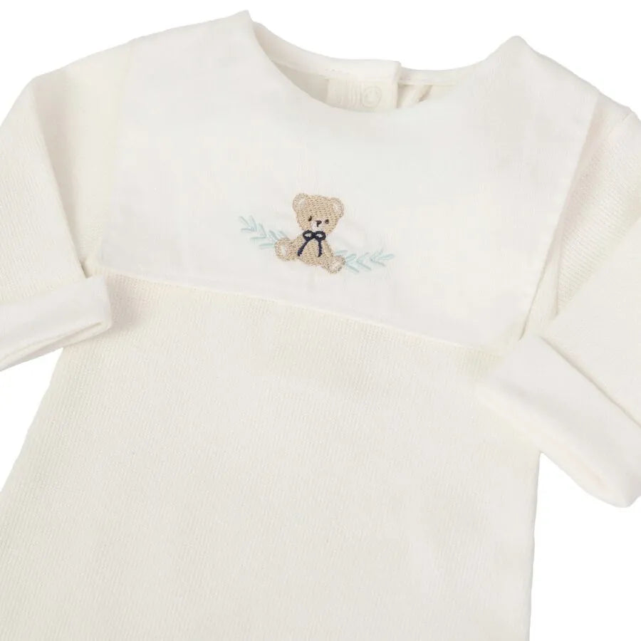 saída maternidade pedro off-white com macacão e manta de tricot, pala branca bordada com ursinho delicado