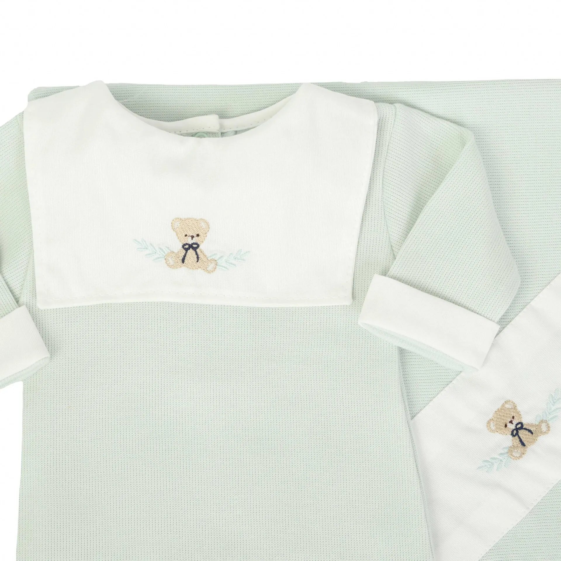 saída maternidade pedro verde malva com macacão e manta de tricot, pala branca bordada com ursinho