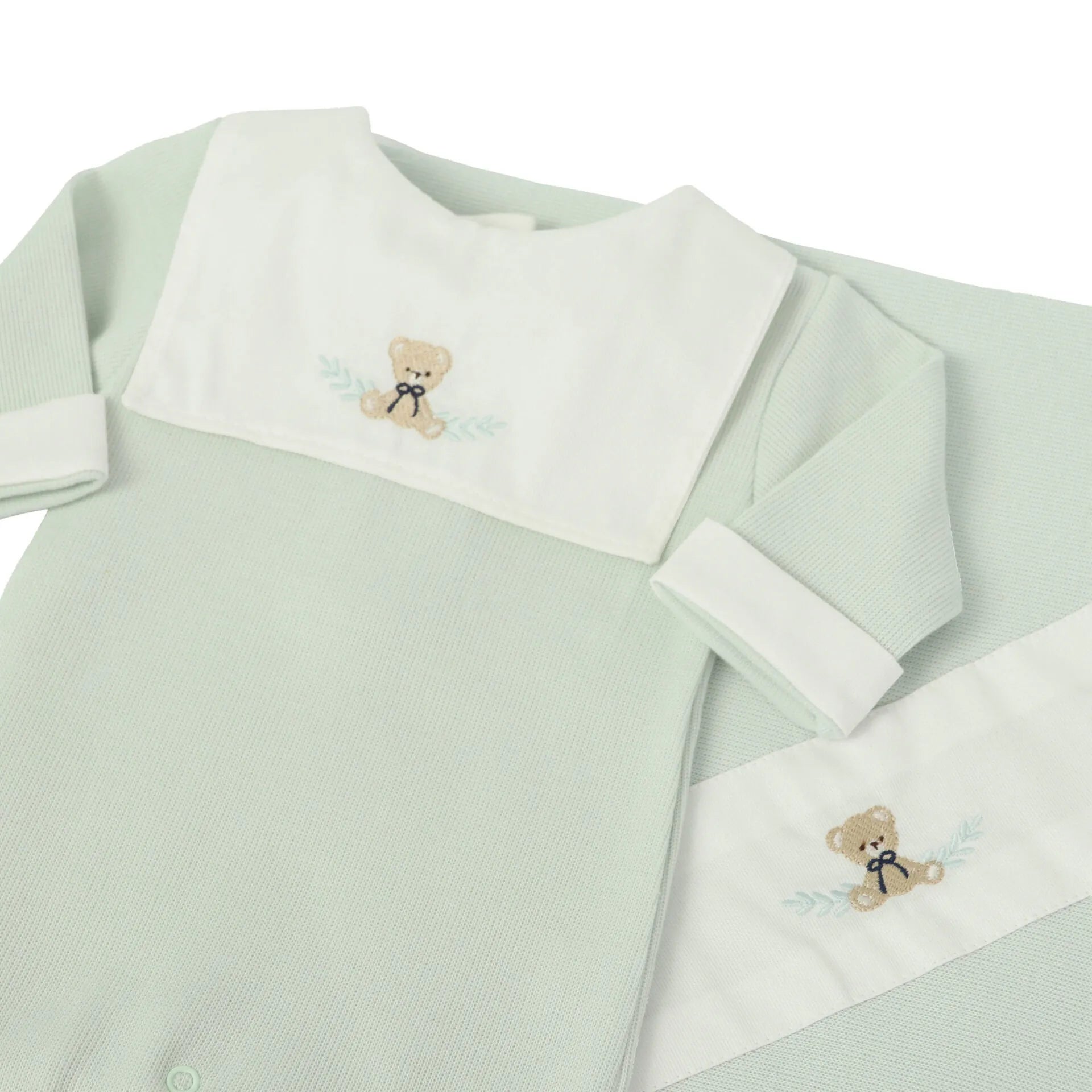 saída maternidade pedro verde malva com macacão e manta de tricot, pala branca bordada com ursinho