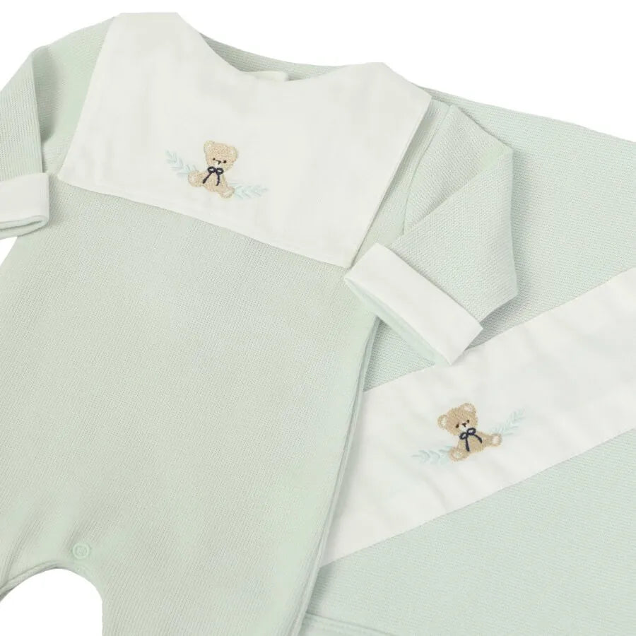 saída maternidade pedro verde malva com macacão e manta de tricot, pala branca bordada com ursinho