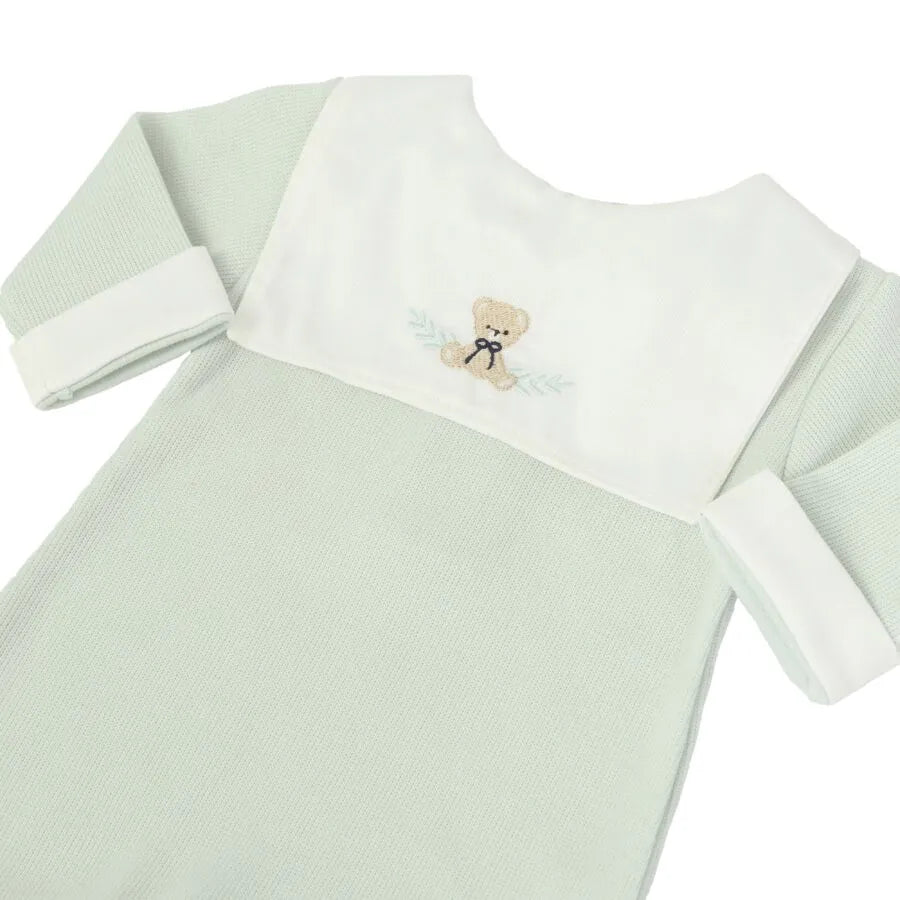 saída maternidade pedro verde malva com macacão e manta de tricot, pala branca bordada com ursinho