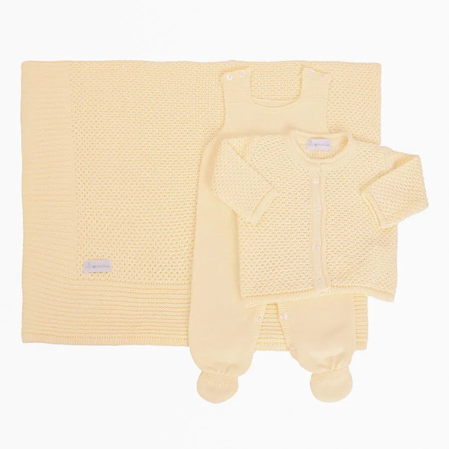 saída maternidade pipoca amarelo bebê com macacão, casaquinho texturizado e manta com detalhe canelado